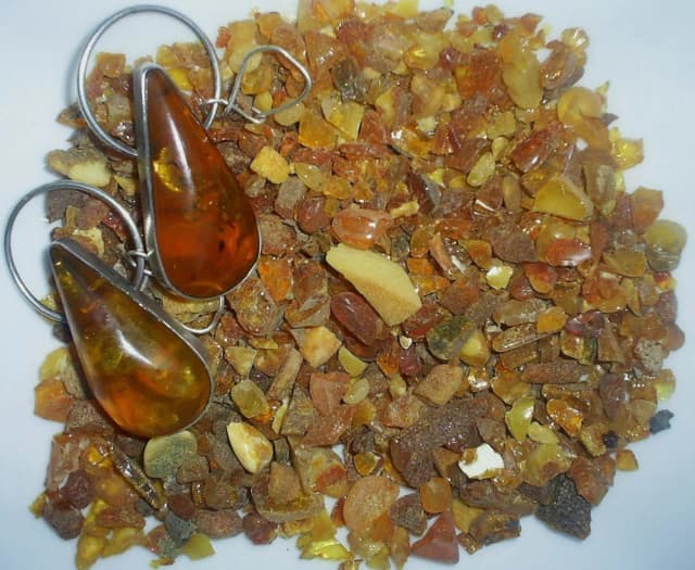 Jak wygląda bursztyn prosto z morza? Zaskakujące cechy naturalnego kamienia Jak wygląda bursztyn prosto z morza? Zaskakujące cechy naturalnego kamienia