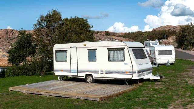 Ile kosztuje postawienie przyczepy kempingowej nad morzem? Sprawdź ceny! Ile kosztuje postawienie przyczepy kempingowej nad morzem? Sprawdź ceny!