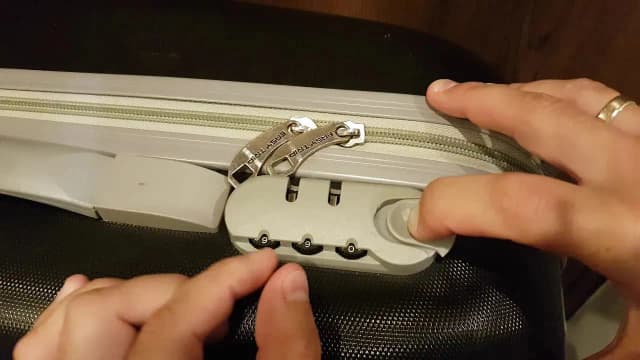 Jak naprawić zamek w walizce i uniknąć frustracji podczas podróży Jak naprawić zamek w walizce i uniknąć frustracji podczas podróży